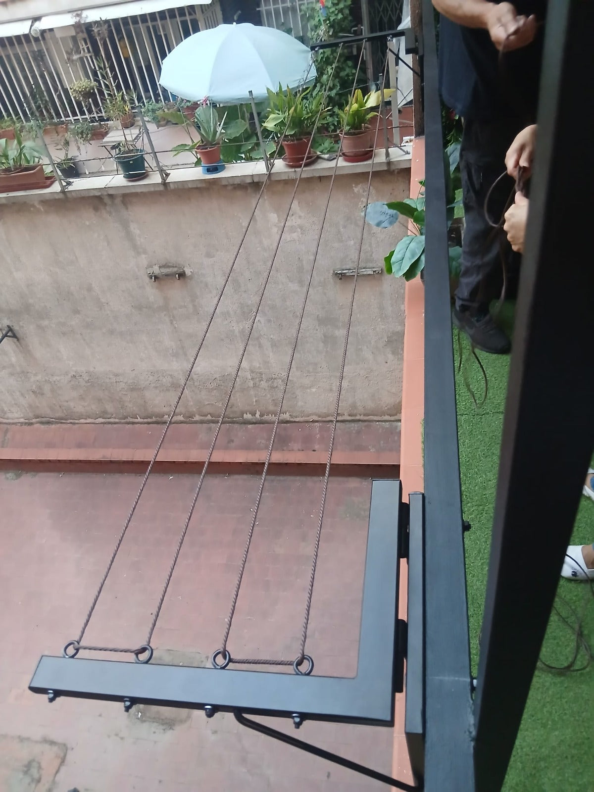 Tendedero de pared plegable negro para ahorrar espacio en casa o balcón