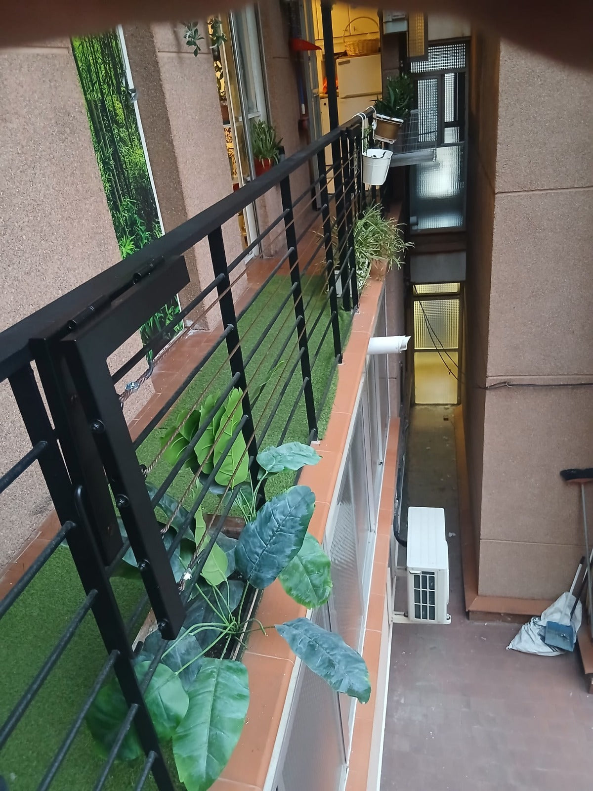 Tendedero de pared plegable negro para ahorrar espacio en casa o balcón