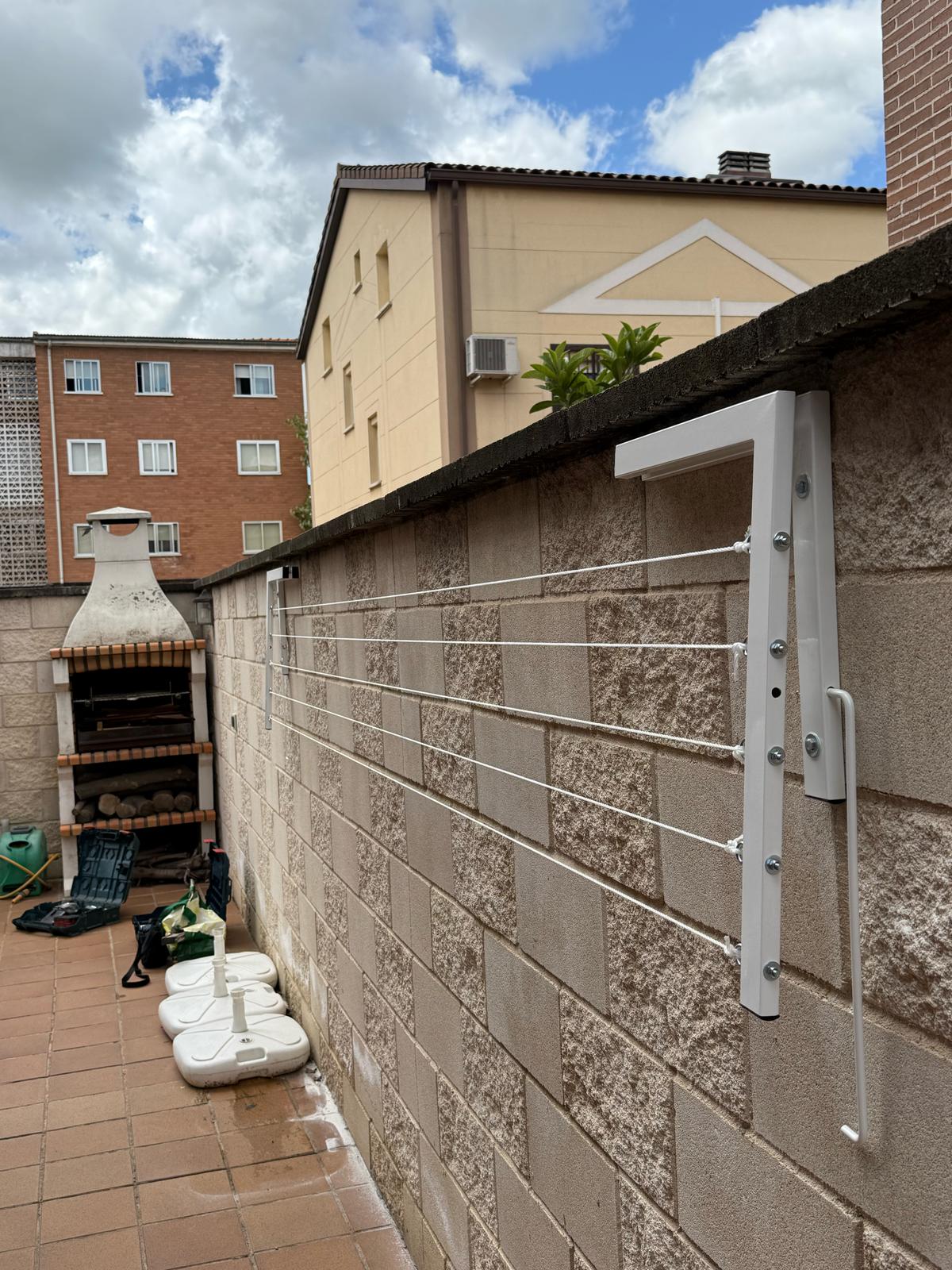 Tendedero de pared plegable negro para ahorrar espacio en casa o balcón