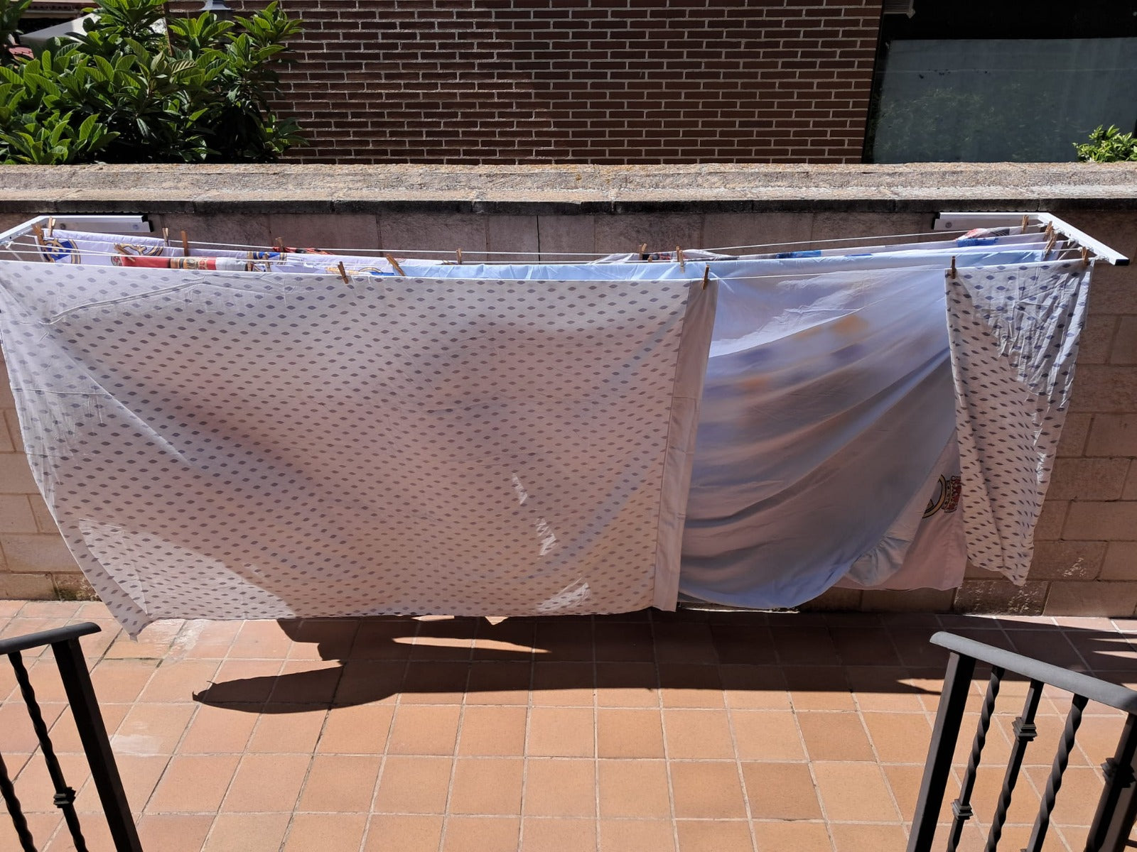 Tendedero de pared plegable negro para ahorrar espacio en casa o balcón